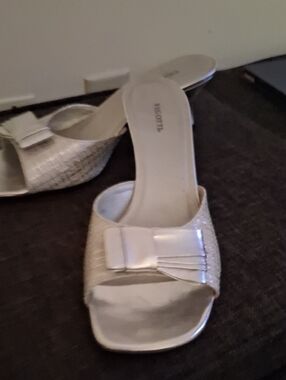 Vigotti Silver Bow Mule Womens 13 M TWO inch Heel.